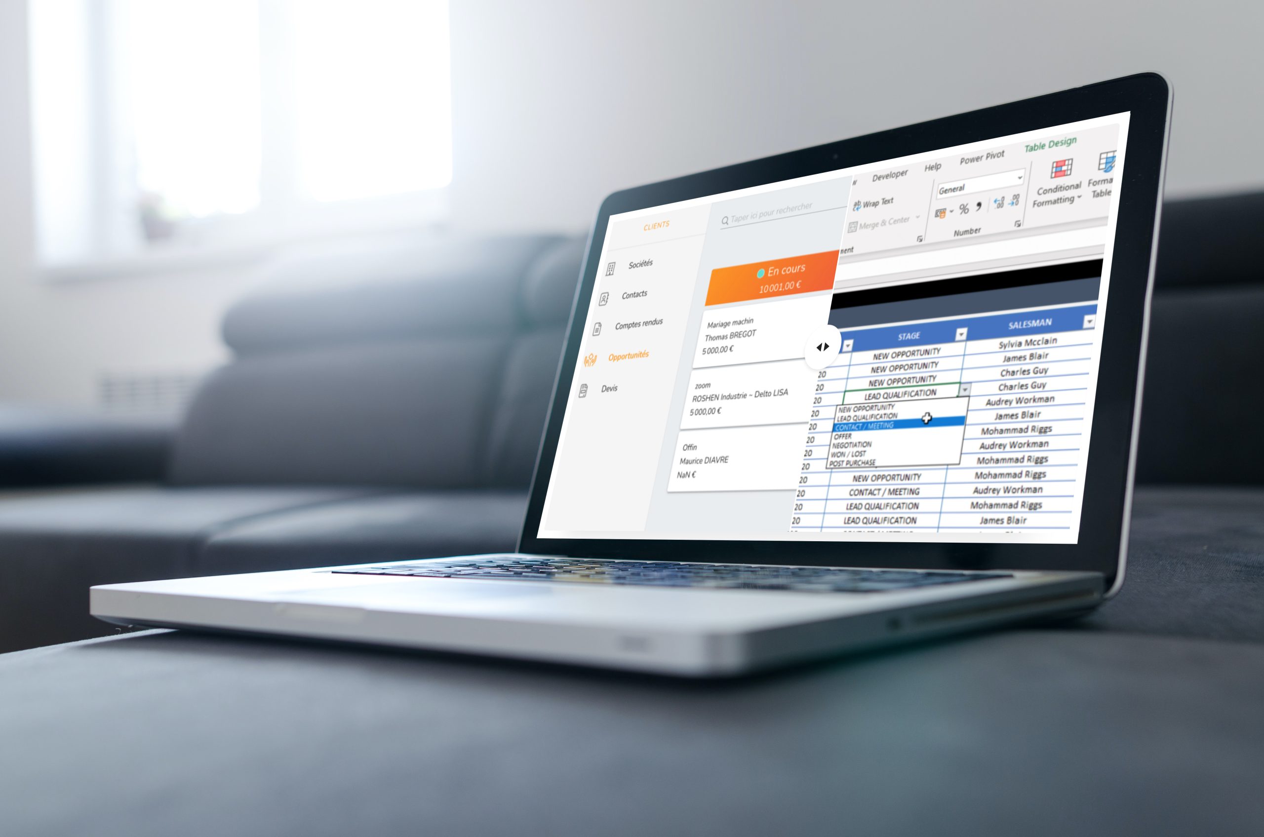 Un ordinateur portable affichant une interface logicielle est placé sur un canapé. L'écran affiche un tableau avec des colonnes intitulées « Étape », « Client », « Vendeur » et d'autres catégories. Diverses entrées de données sont visibles, avec des lignes en surbrillance et un menu déroulant sous « Stage.